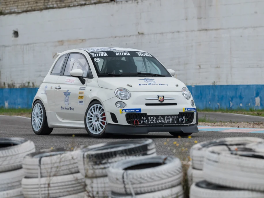 2016 Abarth 695 | duPont REGISTRY