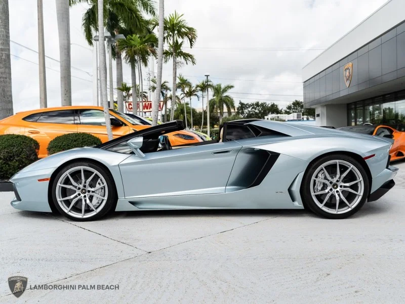Lamborghini Aventador Roadster 2015 限定版 Lamborghini Aventador Roadster 2015 限定版