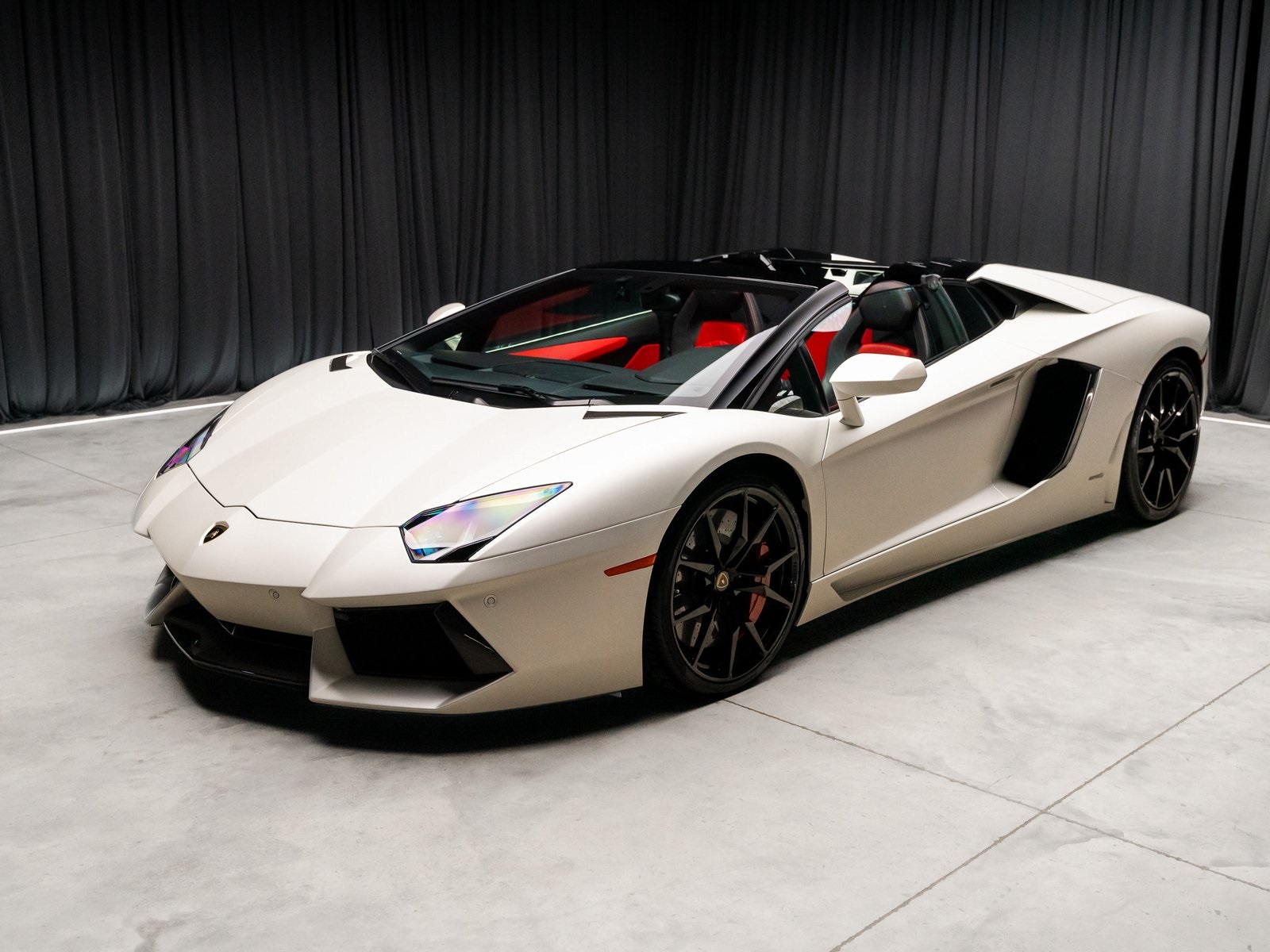 2015 Lamborghini Aventador Roadster | duPont REGISTRY